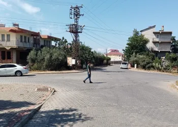 Otomobil ile motosiklet çarpıştı, anne ve 2 çocuğu yaralandı