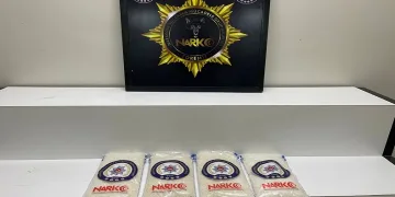 Polis operasyonunda kumaşların içine gizlenmiş 4 kilo 36 gram uyuşturucu madde ele geçirildi