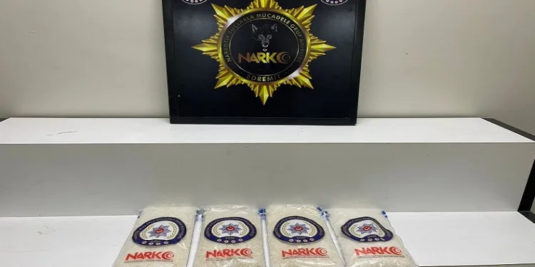 Polis operasyonunda kumaşların içine gizlenmiş 4 kilo 36 gram uyuşturucu madde ele geçirildi