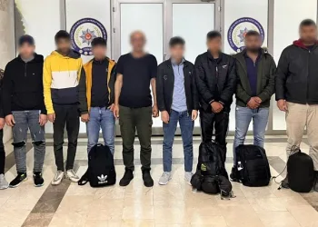 Göçmenler, sınır tellerini kesmek için yanına aldıkları makas ile yakalandı