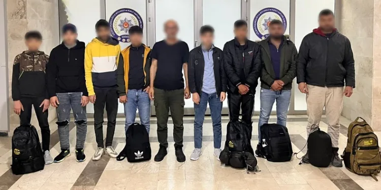 Göçmenler, sınır tellerini kesmek için yanına aldıkları makas ile yakalandı