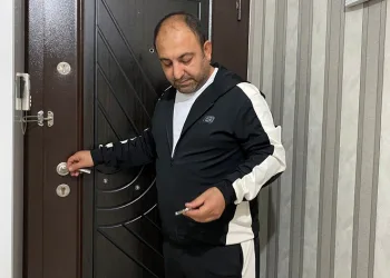 Evde eşini beklerken hırsızlarla karşılaştı