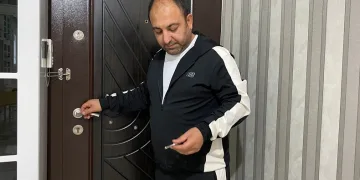 Evde eşini beklerken hırsızlarla karşılaştı