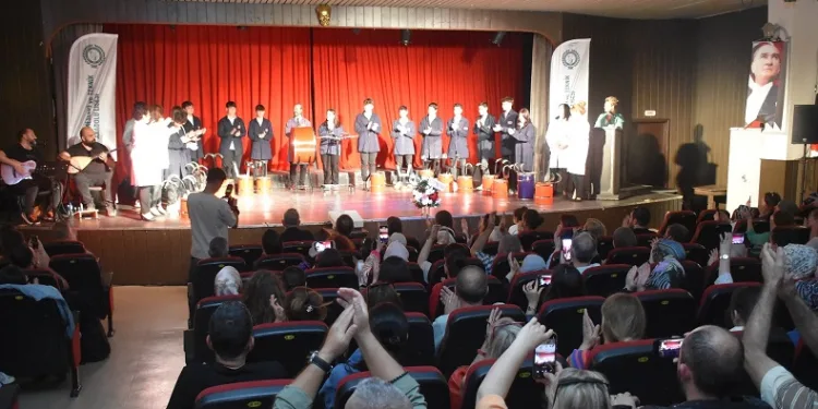 Geri dönüşüm malzemeleriyle konser verdiler