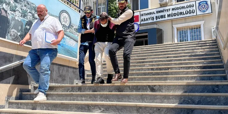 Bayrampaşa’da eşi ve kızını öldüren şüpheli adliyeye sevk edildi