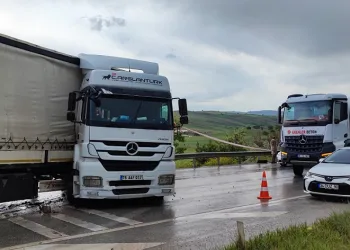 Kayganlaşan yolda makaslayan tır ulaşımı aksattı