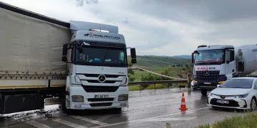 Kayganlaşan yolda makaslayan tır ulaşımı aksattı
