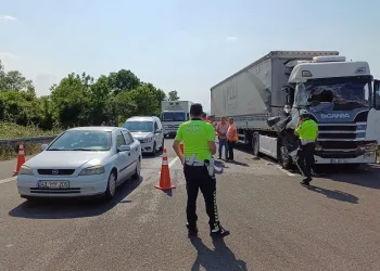 Otoyolda tanker ile tır çarpıştı