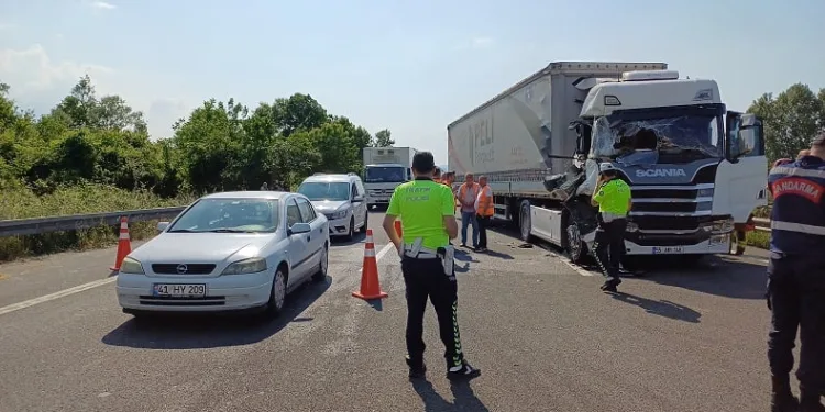 Otoyolda tanker ile tır çarpıştı