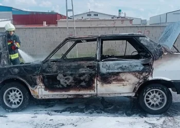 Otomobil seyir halindeyken yandı