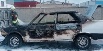 Otomobil seyir halindeyken yandı