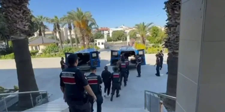 İzmir’de yakalanan 17 göçmen kaçakçılığı organizatörü tutuklandı