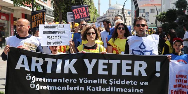 Bolu’da yüzlerce öğretmen, öldürülen meslektaşı için yürüyüş yaptı