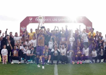 Şampiyon Eyüpspor kupasını kaldırdı