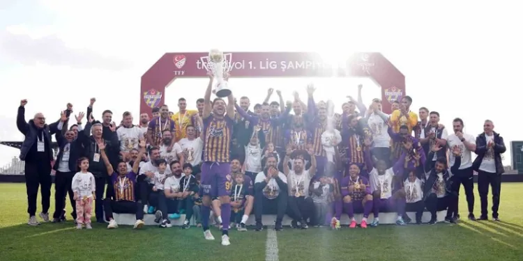 Şampiyon Eyüpspor kupasını kaldırdı