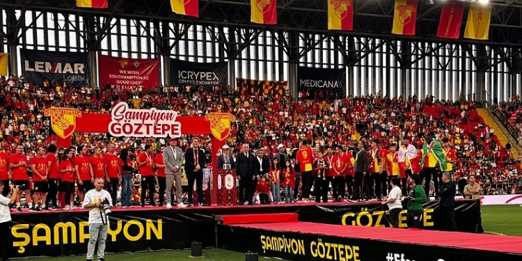 Göztepe şampiyonluğu doyasıya kutladı