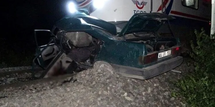 Malatya’da trenin altında kalan otomobil sürücüsü öldü