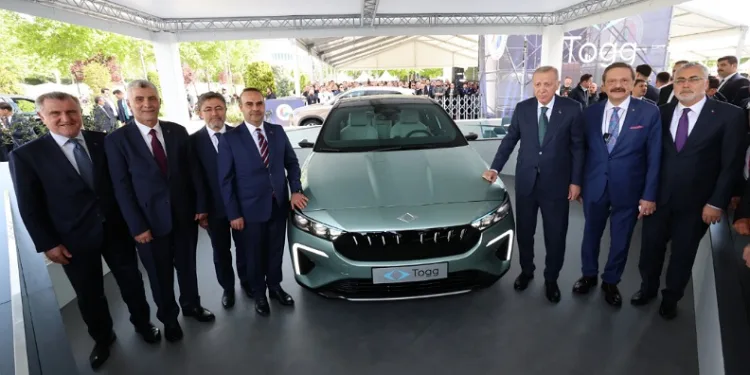 Erdoğan, Togg’un yeni modeli T10F’i inceledi