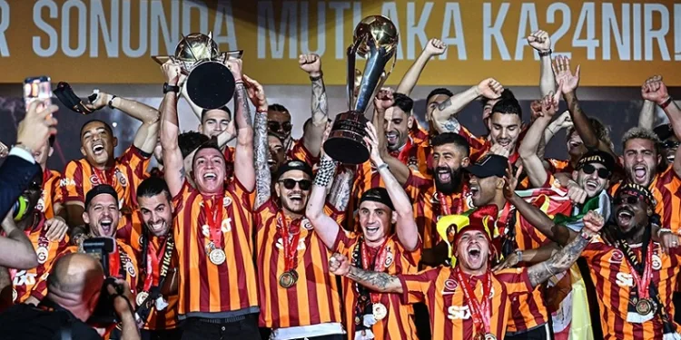 Şampiyon Galatasaray Kupasına kavuştu