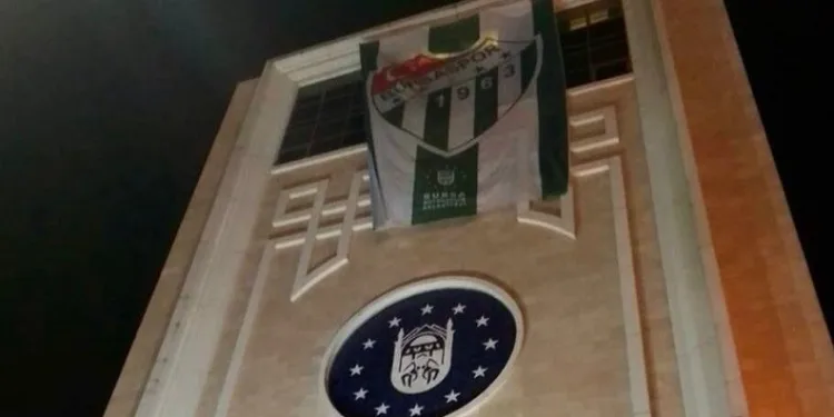 Bursaspor bayrağı Büyükşehir Belediyesi’nde