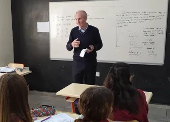Lisede dehşet: Okuldan atılan öğrenci okul müdürünü silahla vurdu