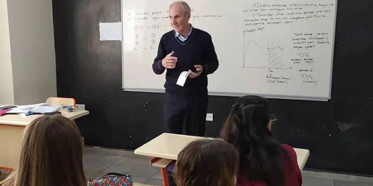 Lisede dehşet: Okuldan atılan öğrenci okul müdürünü silahla vurdu