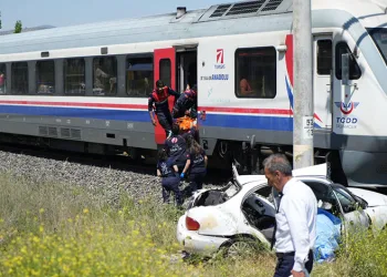Manisa’da tren otomobile çarptı: 1 ölü