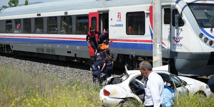 Manisa’da tren otomobile çarptı: 1 ölü