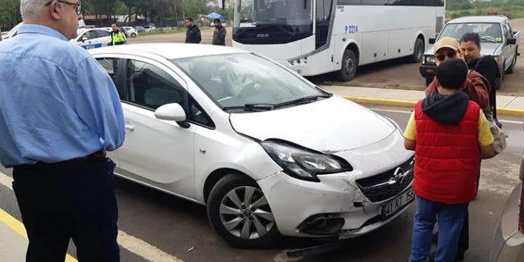 Gaz pedalı takılı kalan otomobil, bebek arabasına çarptı