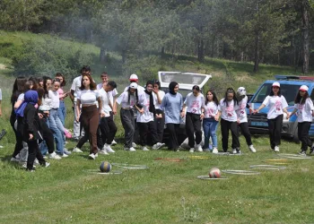 Onlarca genç 4 kilometre yürüdü