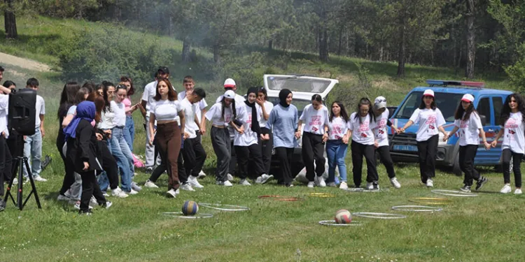Onlarca genç 4 kilometre yürüdü