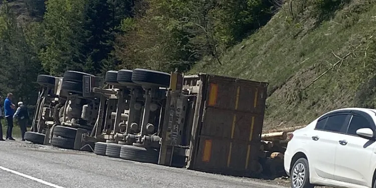 Kastamonu’da tomruk yüklü tır devrildi: 1 yaralı