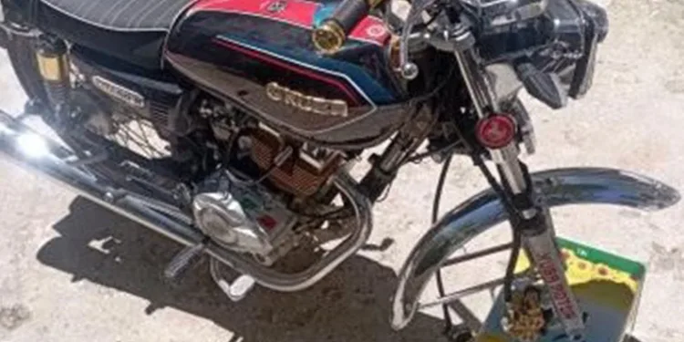 Park halindeki motorun tekeri çalındı