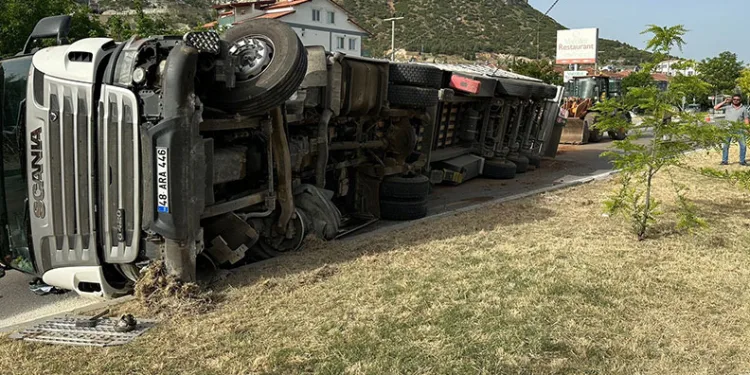 Burdur’da tomruk yüklü kamyon devrildi, yol trafiğe kapandı