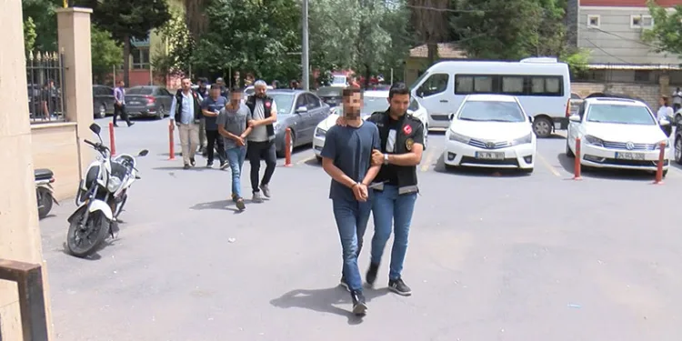 Terör propagandası yapan 7 zanlı adliyeye çıkarıldı