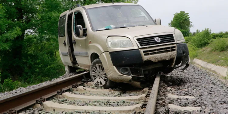 Samsun’da hafif ticari araç tren raylarına uçtu: 1 yaralı