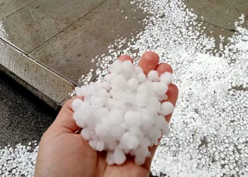 Oltu’da dolu yağışı etkili oldu