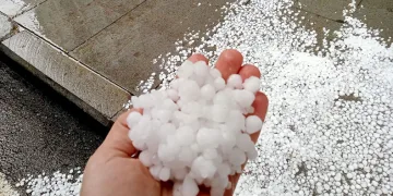 Oltu’da dolu yağışı etkili oldu