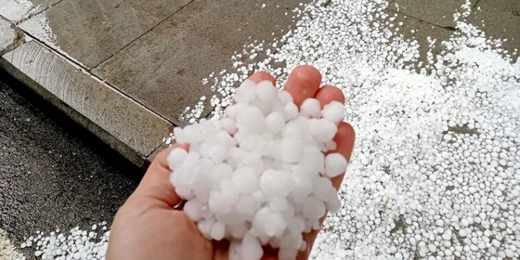 Oltu’da dolu yağışı etkili oldu