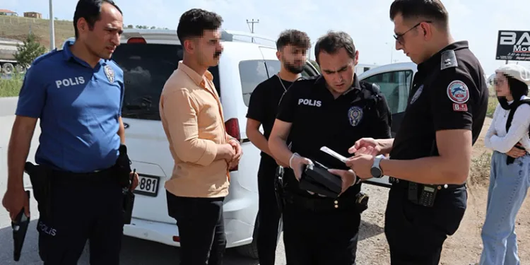 “Tabanca yok” dedi, kurusıkı tabanca çıktı