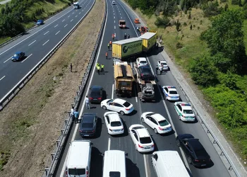 TEM’de tır devrildi