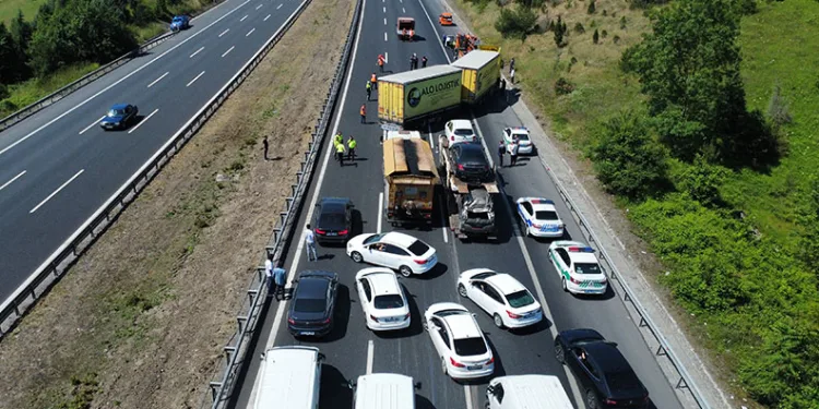 TEM’de tır devrildi