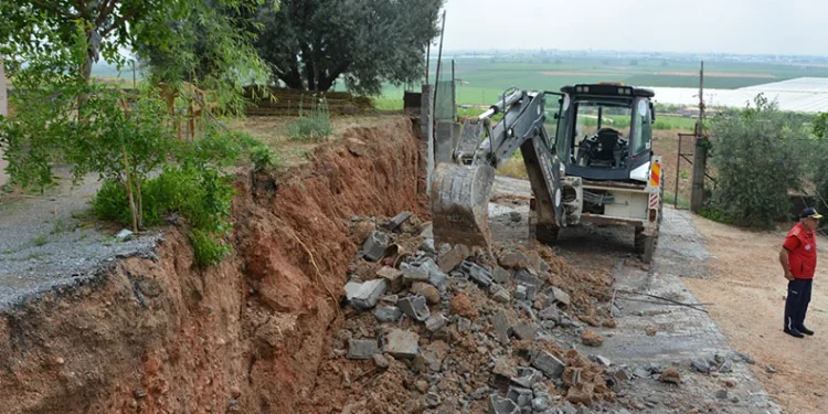 Devrilen istinat duvarı otomobilin üzerine düştü