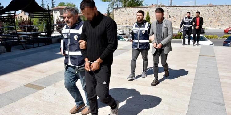Sahte polisleri, gerçek polisler yakaladı