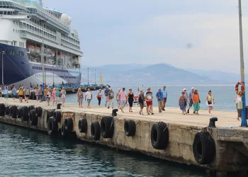 Alanya’ya sezonun ilk yolcu gemisi demir attı