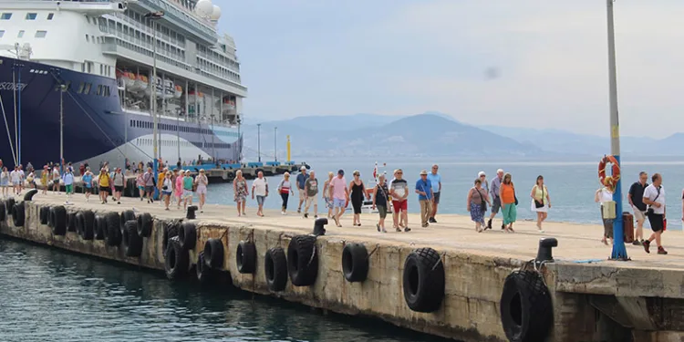 Alanya’ya sezonun ilk yolcu gemisi demir attı