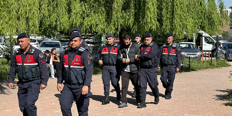 Firari hükümlü yakayı ele verdi