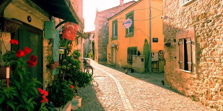 Foça’da sezonluk ev kiraları yüzde 80 arttı