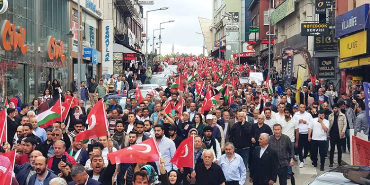 Binlerce kişi İsrail’e tepki, Filistin’e destek için yürüdü