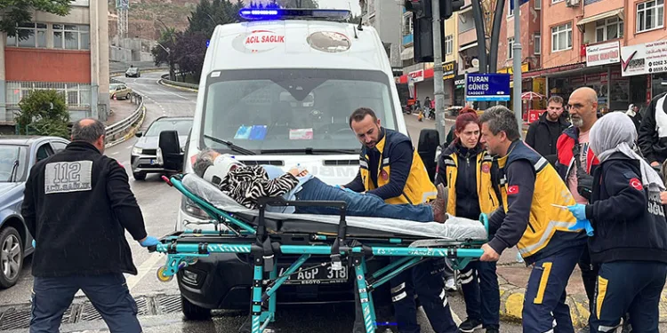 Kavşakta otomobiller çarpıştı: 3 yaralı